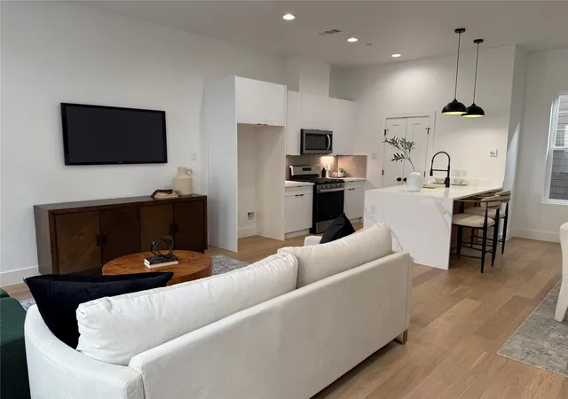3rd image of 629 N Tyler St #101-108, Dallas, TX 75208 | MLS# 21313846