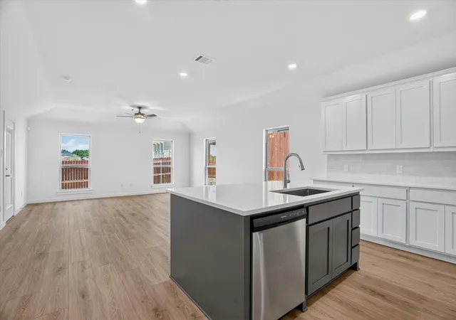 Photo 4 of Single family home for sale at 1422 Quail Creek Dr, Cleburne, TX 76033 | MLS# 21311854 | Listing updated on 2026-08-27