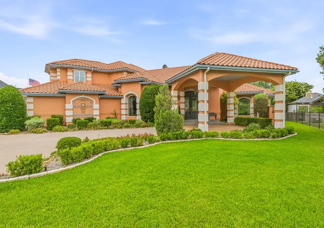 Photo 1 of Single family home for sale at 2002 W Emerald Bend Ct, Granbury, TX 76049 | MLS# 21310631 | Listing updated on 2026-08-31
