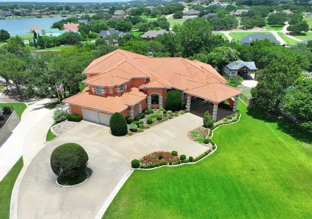 Photo 2 of Single family home for sale at 2002 W Emerald Bend Ct, Granbury, TX 76049 | MLS# 21310631 | Listing updated on 2026-08-31