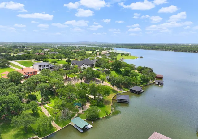 Photo 3 of Single family home for sale at 2002 W Emerald Bend Ct, Granbury, TX 76049 | MLS# 21310631 | Listing updated on 2026-08-31
