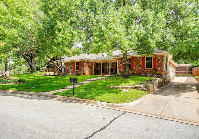 Photo 2 of Single family home for sale at 1800 Briarcrest Ln, Arlington, TX 76012 | MLS# 21313351 | Listing updated on 2026-08-22