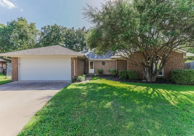 Photo 2 of Single family home for sale at 44 Haven Cir, Denison, TX 75020 | MLS# 21313952 | Listing updated on 2026-10-05