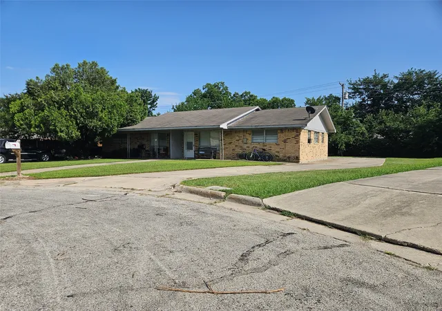 Homes for sale in Gainesville, TX | 1902 Maplewood Ct #1904, Gainesville, TX 76240 | MLS# 21312103