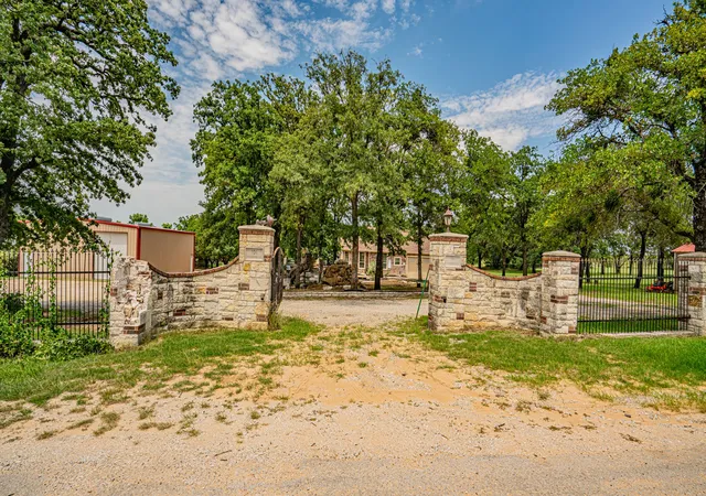 Homes for sale in Tolar, TX | 101 Windsong Ln, Tolar, TX 76476 | MLS# 21314008