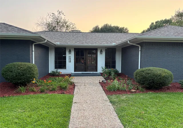 Homes for sale in Waxahachie, TX | 104 Chieftain Dr, Waxahachie, TX 75165 | MLS# 21309898