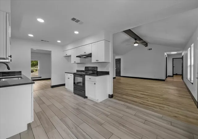 Photo 3 of Sale Pending at 3950 Cypress Wood Ct, Fort Worth, TX 76133 | MLS# 21313441 | Listing updated on 2026-08-22