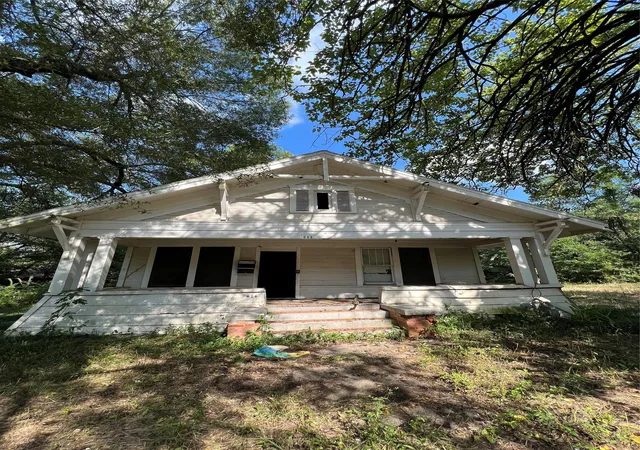 Photo 1 of Single family home for sale at 684 5th St Nw, Paris, TX 75460 | MLS# 21314171 | Listing updated on 2026-08-10