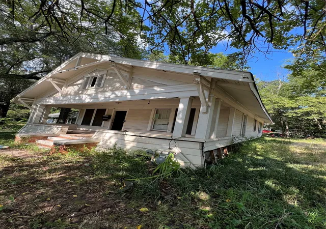 Photo 2 of Single family home for sale at 684 5th St Nw, Paris, TX 75460 | MLS# 21314171 | Listing updated on 2026-08-10