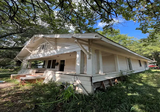 Photo 3 of Single family home for sale at 684 5th St Nw, Paris, TX 75460 | MLS# 21314171 | Listing updated on 2026-08-10