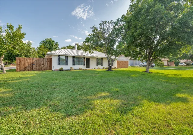 Homes for sale in Midlothian, TX | 616 E Avenue E, Midlothian, TX 76065 | MLS# 21313885