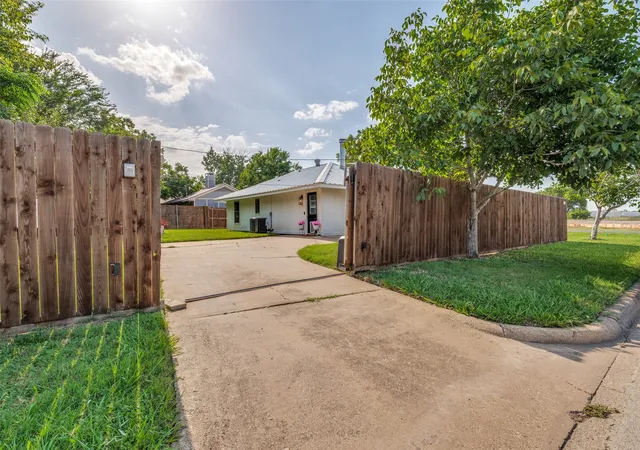 Homes for sale in Midlothian, TX | 616 E Avenue E, Midlothian, TX 76065 | MLS# 21313885