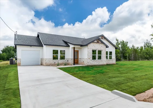 Homes for sale in Granbury, TX | 5652 Black Pine Cir, Granbury, TX 76048 | MLS# 21314075
