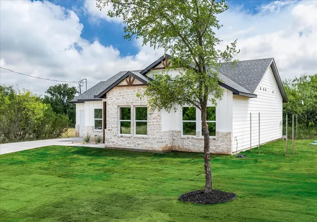 Homes for sale in Granbury, TX | 5652 Black Pine Cir, Granbury, TX 76048 | MLS# 21314075