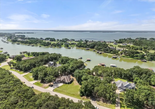 Photo 2 of Single family home for sale at 930 Waters Edge Dr, Corsicana, TX 75109 | MLS# 21313833 | Listing updated on 2026-10-01