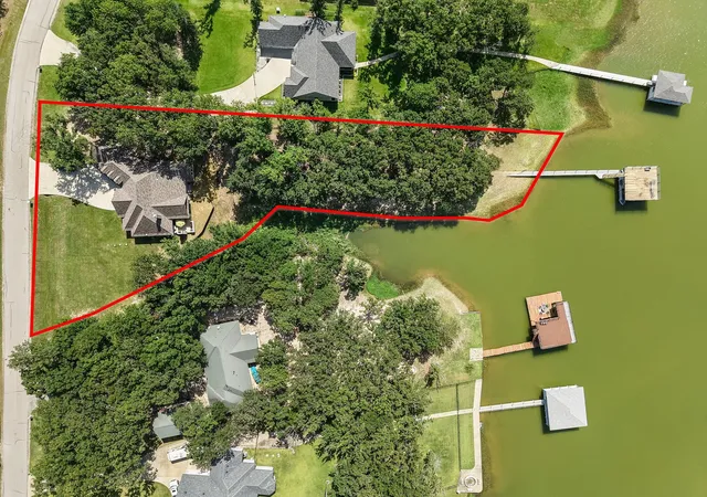 Photo 3 of Single family home for sale at 930 Waters Edge Dr, Corsicana, TX 75109 | MLS# 21313833 | Listing updated on 2026-10-01