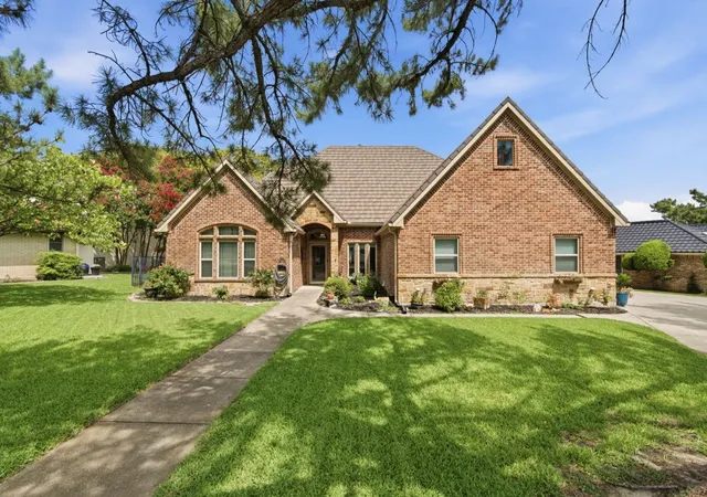 Photo 1 of Sale Pending at 325 Driftwood Ct, Azle, TX 76020 | MLS# 21307735 | Listing updated on 2026-08-24
