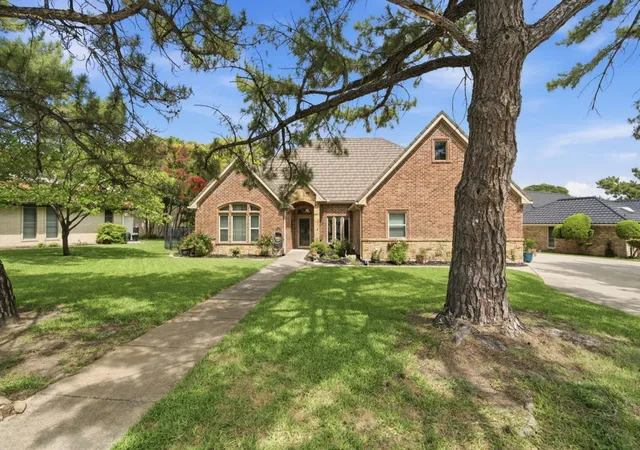 Photo 3 of Sale Pending at 325 Driftwood Ct, Azle, TX 76020 | MLS# 21307735 | Listing updated on 2026-08-24