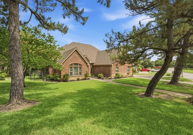 Photo 3 of Sale Pending at 325 Driftwood Ct, Azle, TX 76020 | MLS# 21307735 | Listing updated on 2026-08-24