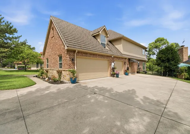 Photo 4 of Sale Pending at 325 Driftwood Ct, Azle, TX 76020 | MLS# 21307735 | Listing updated on 2026-08-24