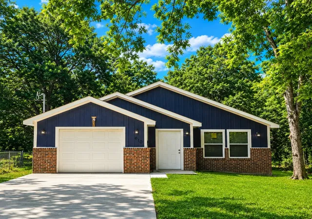 Photo 1 of Single family home for sale at 610 W Austin St, Paris, TX 75460 | MLS# 21308408 | Listing updated on 2026-08-29
