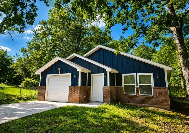 Photo 2 of Single family home for sale at 610 W Austin St, Paris, TX 75460 | MLS# 21308408 | Listing updated on 2026-08-29
