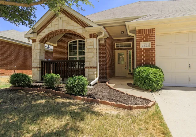 Homes for sale in Burleson, TX | 1521 Wickham Dr, Burleson, TX 76028 | MLS# 21313943
