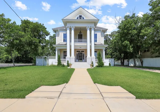 Photo 1 of Single family home for sale at 511 S Travis St, Sherman, TX 75090 | MLS# 21314267 | Listing updated on 2026-09-17