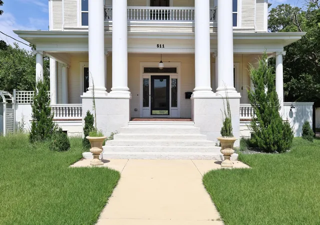 Photo 3 of Single family home for sale at 511 S Travis St, Sherman, TX 75090 | MLS# 21314267 | Listing updated on 2026-09-17