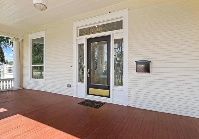 Photo 4 of Single family home for sale at 511 S Travis St, Sherman, TX 75090 | MLS# 21314267 | Listing updated on 2026-09-17