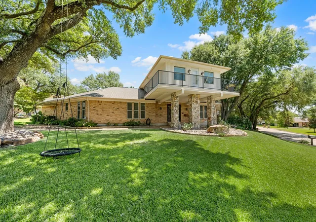 Single family home for sale at 1501 S Lakeshore Dr, Rockwall, TX 75087 | MLS# 21314384