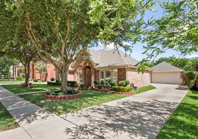 Homes for sale in Keller, TX | 926 Creekbend Dr, Keller, TX 76248 | MLS# 21314280