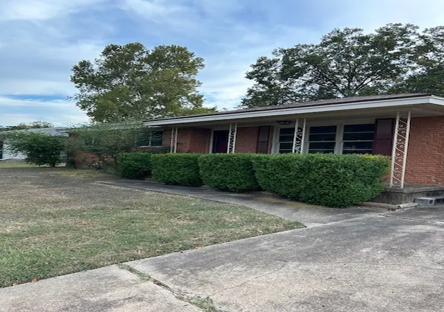 Photo 2 of Single family home for sale at 104 N Emberwood Dr, Robinson, TX 76706 | MLS# 21314484 | Listing updated on 2026-08-20