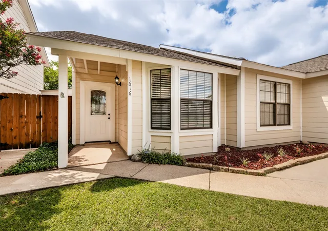 Photo 2 of Sale Pending at 1616 Wickford Dr, Arlington, TX 76018 | MLS# 21312919 | Listing updated on 2026-08-27