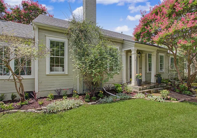 Photo 3 of Single family home for sale at 4705 El Campo Ave, Fort Worth, TX 76107 | MLS# 21313382 | Listing updated on 2026-08-12