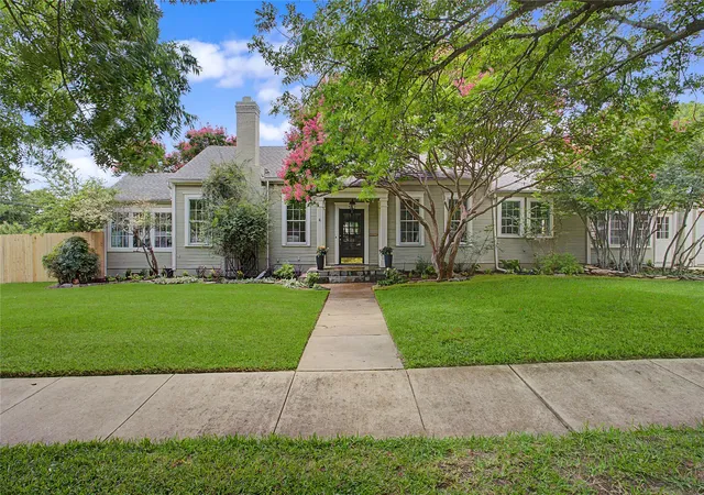 Photo 3 of Single family home for sale at 4705 El Campo Ave, Fort Worth, TX 76107 | MLS# 21313382 | Listing updated on 2026-08-12