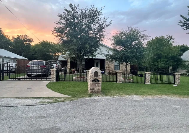 Homes for sale in Ferris, TX | 311 E 9th St, Ferris, TX 75125 | MLS# 21314112