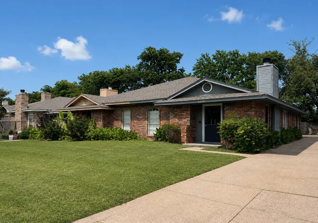 Photo 3 of Single family home for sale at 2327 Summer Pl Dr, Arlington, TX 76014 | MLS# 21307880 | Listing updated on 2026-10-03