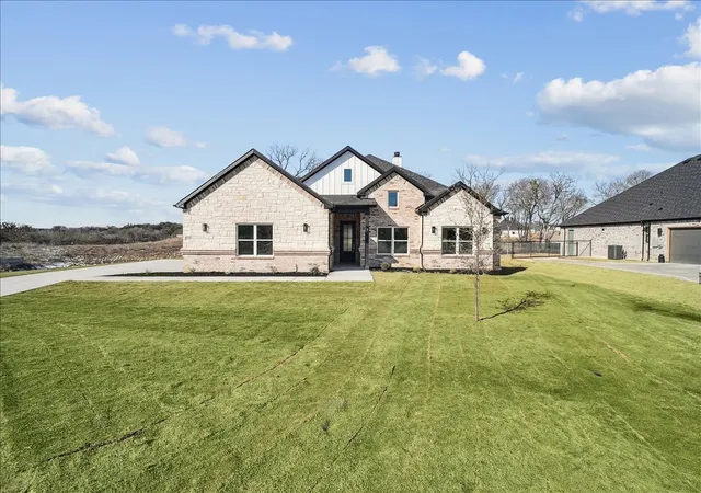 Photo 3 of Sale Pending at 340 Slimp Blf, Azle, TX 76020 | MLS# 21314131 | Listing updated on 2026-09-25