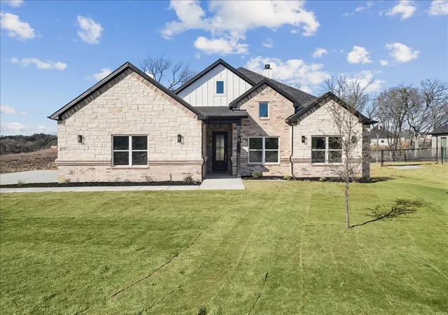 Photo 4 of Sale Pending at 340 Slimp Blf, Azle, TX 76020 | MLS# 21314131 | Listing updated on 2026-09-25