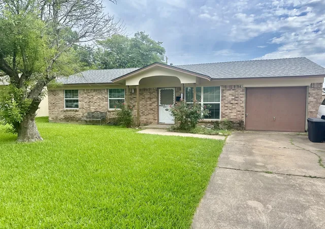 Photo 2 of Sale Pending at 1110 Barclay Dr, Mesquite, TX 75149 | MLS# 21311837 | Listing updated on 2026-08-26