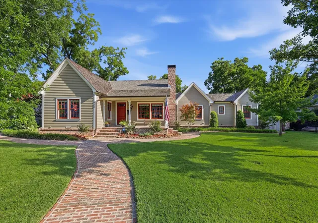 Photo 1 of Single family home for sale at 426 E Texas St, Grapevine, TX 76051 | MLS# 21314096 | Listing updated on 2026-10-03