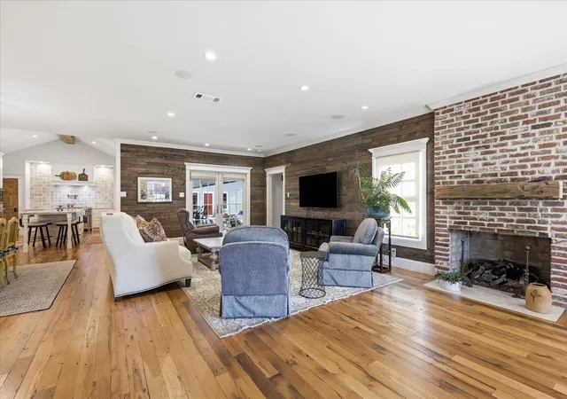 Photo 3 of Single family home for sale at 426 E Texas St, Grapevine, TX 76051 | MLS# 21314096 | Listing updated on 2026-10-03