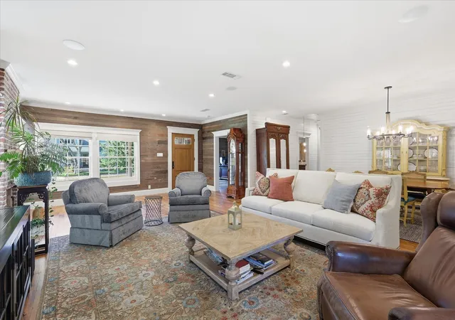 Photo 4 of Single family home for sale at 426 E Texas St, Grapevine, TX 76051 | MLS# 21314096 | Listing updated on 2026-10-03