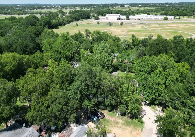 Photo 3 of Single family home for sale at 833 Carmela Ct, Cleburne, TX 76031 | MLS# 21311991 | Listing updated on 2026-08-22