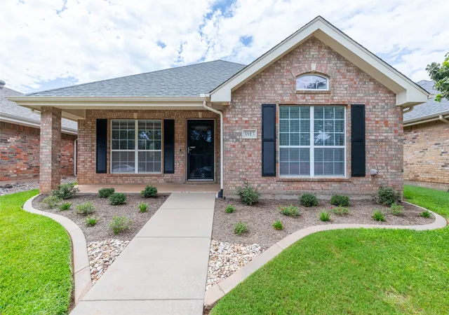 Photo 2 of Sale Pending at 3913 Garden Grove Ln, Abilene, TX 79606 | MLS# 21313861 | Listing updated on 2026-07-16