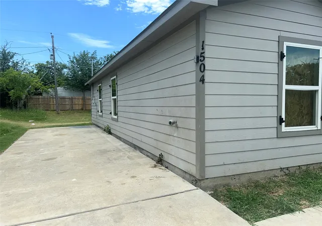 3rd image of 1504 Avenue D, Fort Worth, TX 76104 | MLS# 21314699