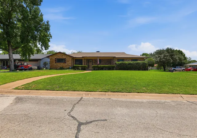 Photo 3 of Single family home for sale at 1117 Sheridan Ln, Cleburne, TX 76033 | MLS# 21313997 | Listing updated on 2026-08-31