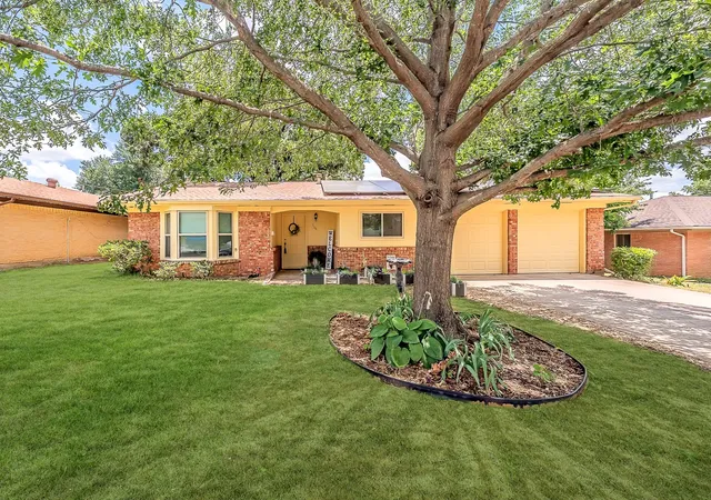 Photo 1 of Single family home for sale at 506 E Huitt Ln, Euless, TX 76040 | MLS# 21314818 | Listing updated on 2026-09-27