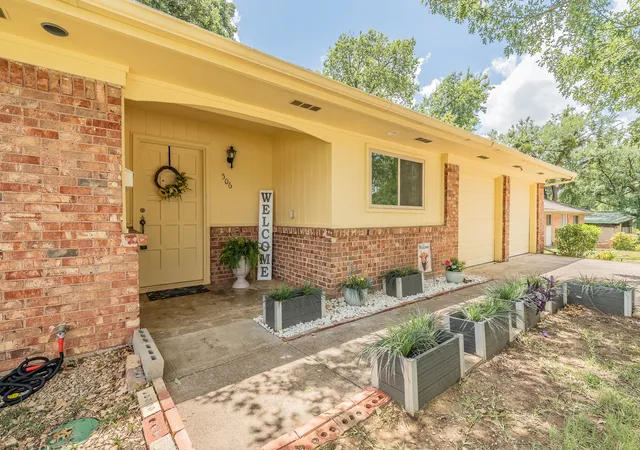 Photo 2 of Single family home for sale at 506 E Huitt Ln, Euless, TX 76040 | MLS# 21314818 | Listing updated on 2026-09-27